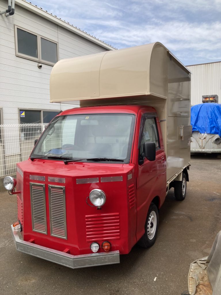 軽トラックをベースに製作したキッチンカー。シトロエン仕様に改造