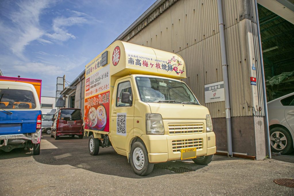 軽トラックをベースに製作したキッチンカー。