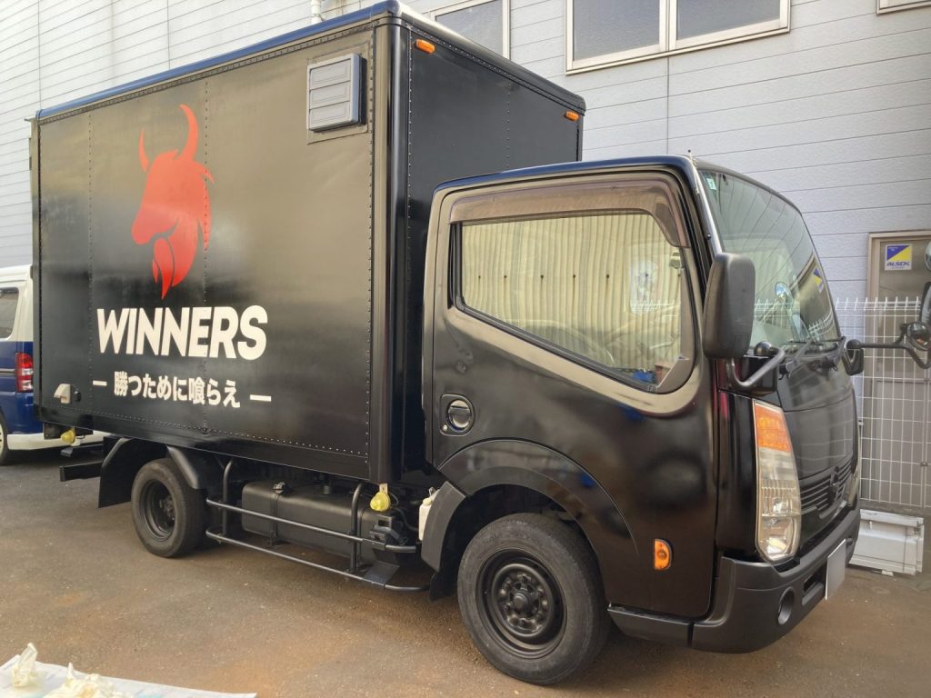 トラックをベースに製作したキッチンカー。