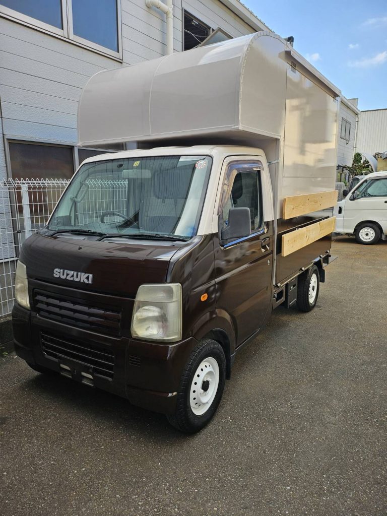 神奈川県に納車したキッチンカー。軽トラックをベースにしている。