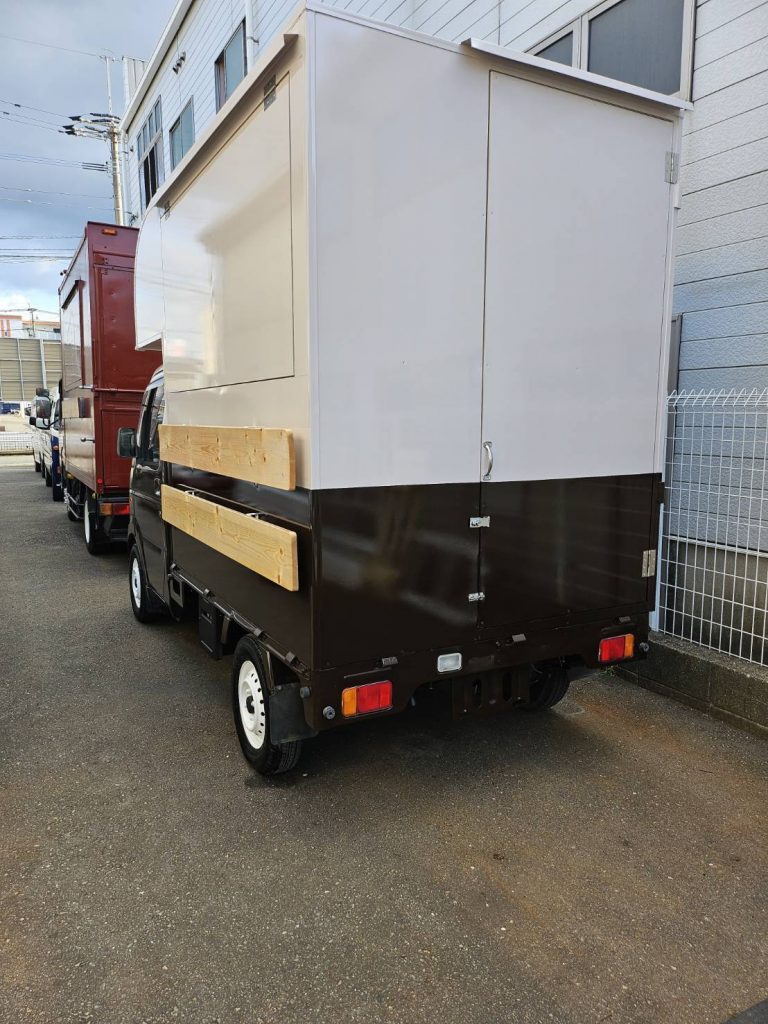 軽トラックをベースに製作したキッチンカー。