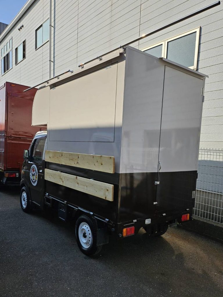 軽トラックをベースに製作したキッチンカー。