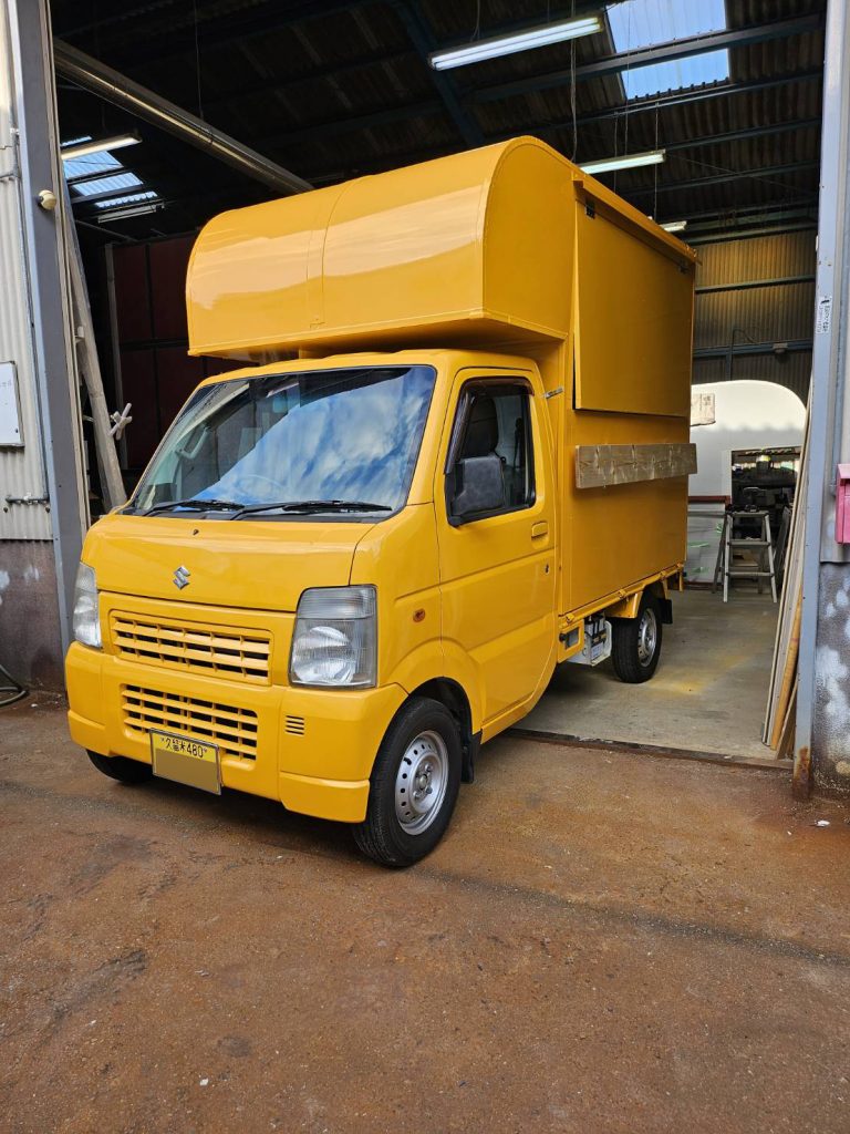 軽トラックをベースに製作したキッチンカー。
