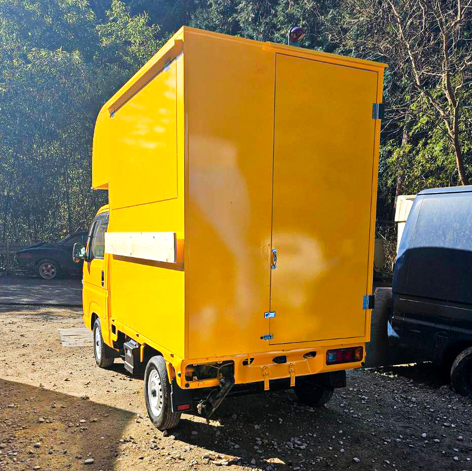 軽トラックをベースに製作したキッチンカー。