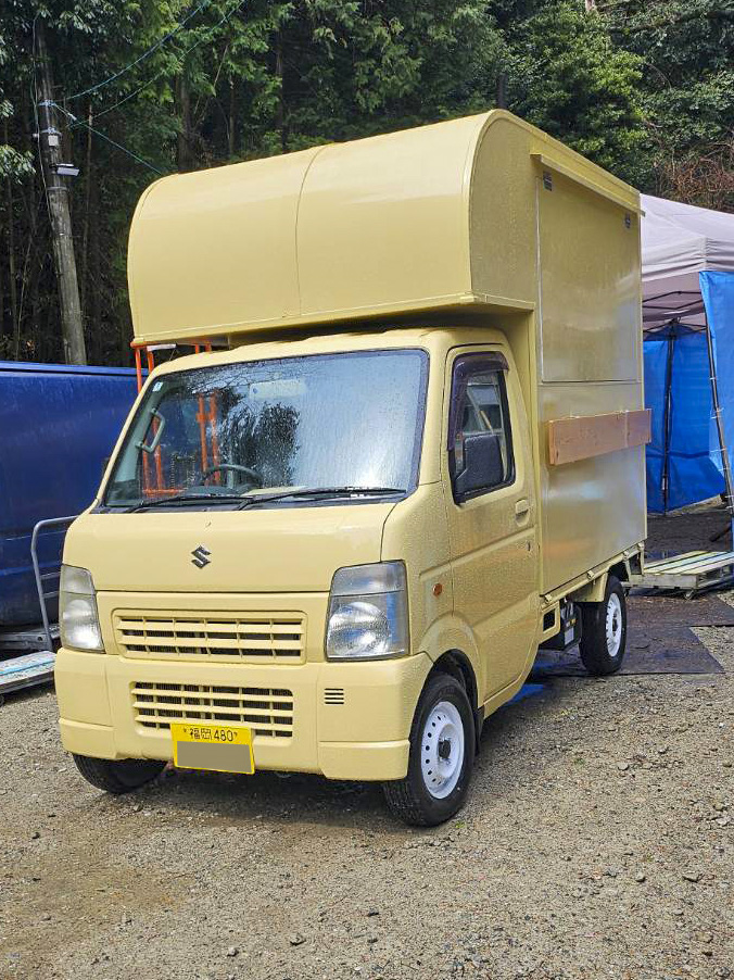 軽トラックをベースに製作したキッチンカー。クーラーを装備している。