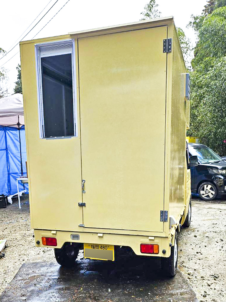 軽トラックをベースに製作したキッチンカー。クーラーを装備している。