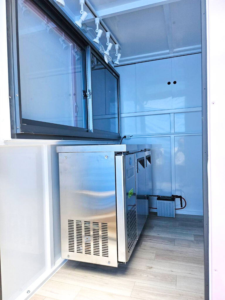 キッチンボックスにはコールドテーブルを設置