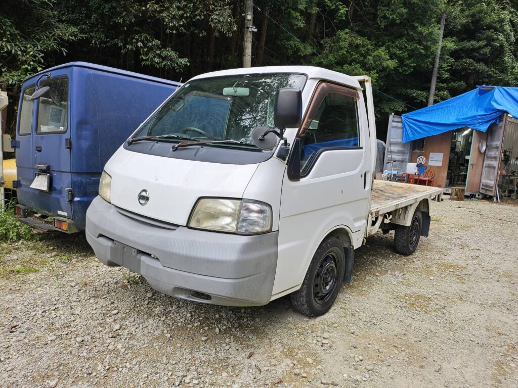 キッチンカーに改造する前の日産バネット