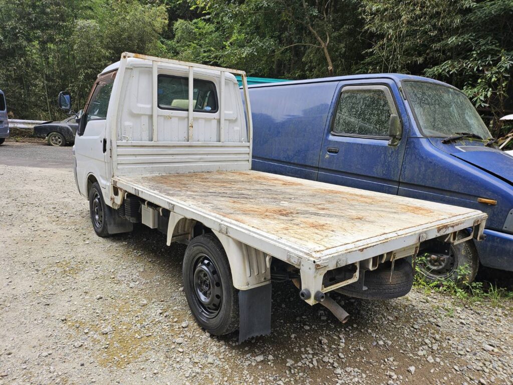 キッチンカーに改造する前の日産バネット