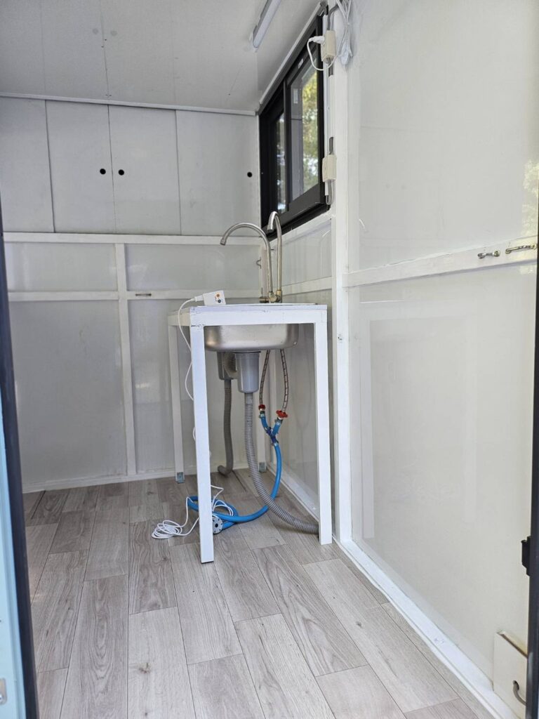 軽トラックをベースに製作したキッチンカーのボックスの内部。シンクを設置済み