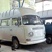 福岡県に納車したキッチンカー。三菱デリカをベースに製作した。フォルクスワーゲン仕様に改造している。