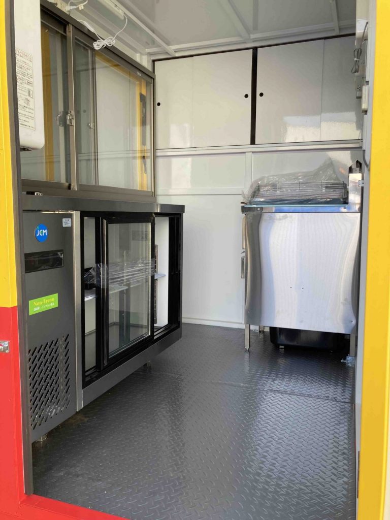 軽トラックをベースにキッチンカーを製作。