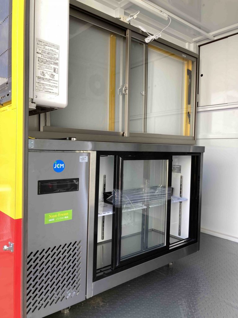 軽トラックをベースにキッチンカーを製作。冷蔵庫を設置。