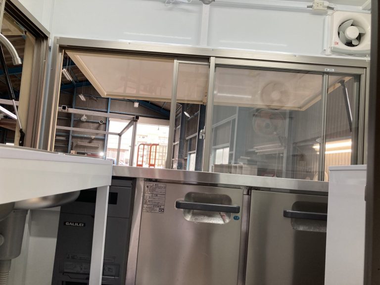 軽トラックをベースに製作したキッチンカー。内装の写真