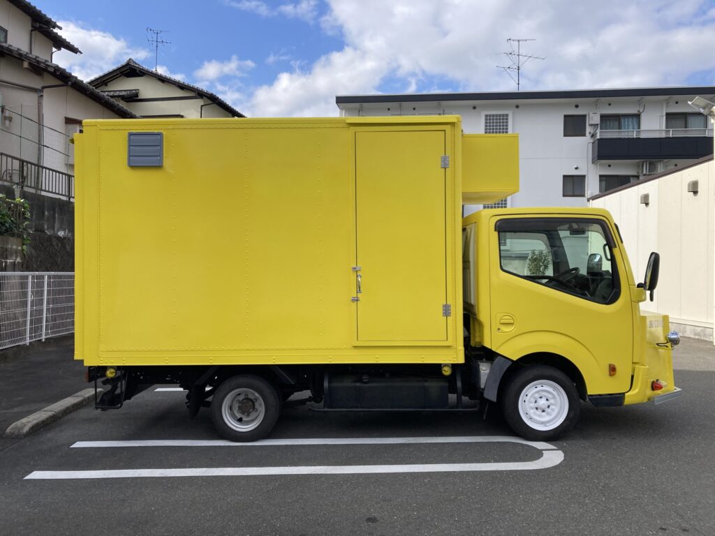 hitが製作した1.5tトラックベースのキッチンカー