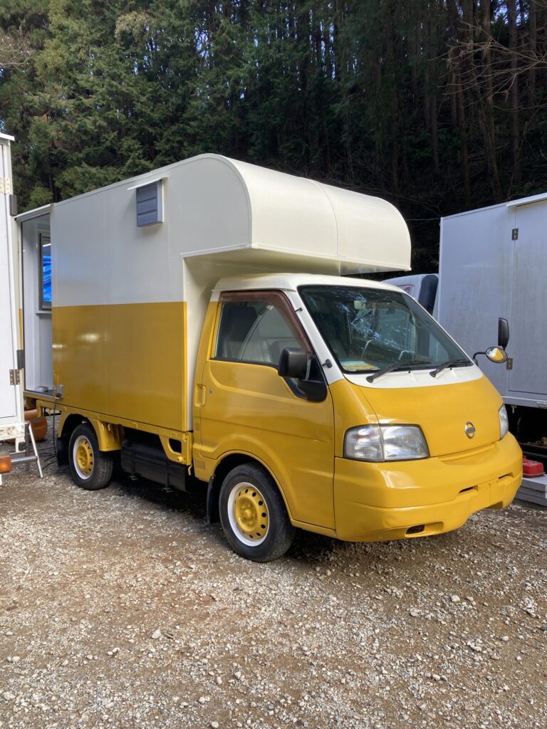 日産ボンゴがベースの中型キッチンカー