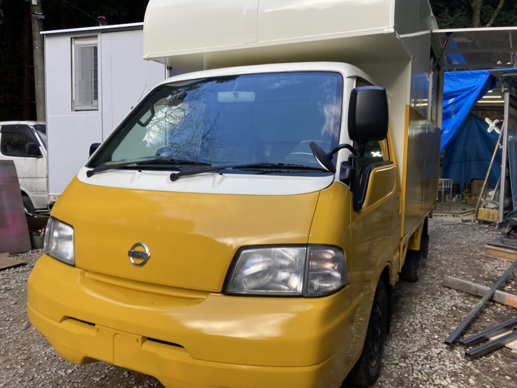 日産ボンゴがベースの中型キッチンカー