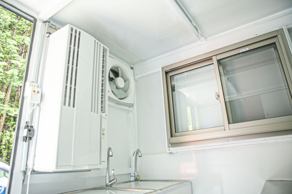 軽トラックをベースに製作したキッチンカーの内部の写真