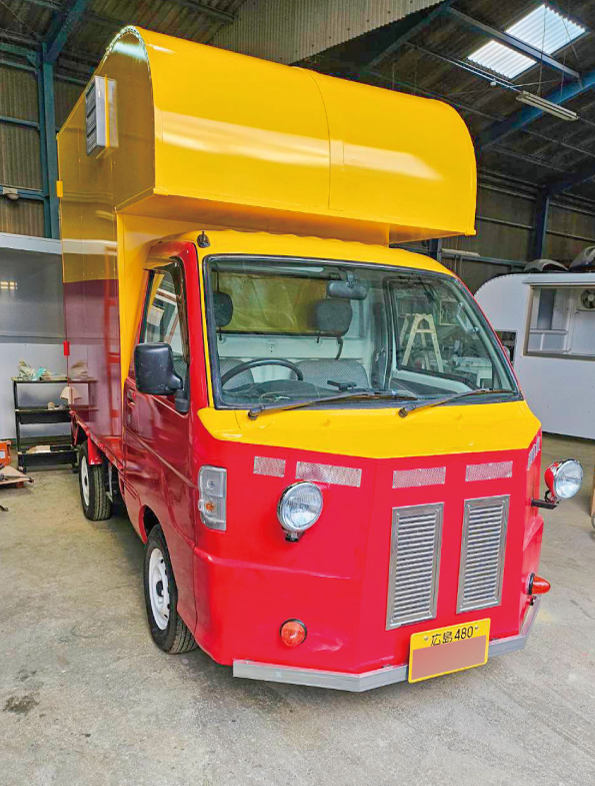 軽トラックをベースに製作したキッチンカー。シトロエン仕様に改造